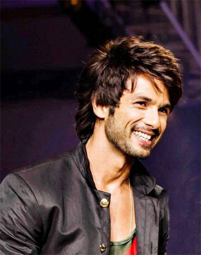 bollywood hero,coffee with karan,shahid kapoor,wife of meera rajputh,three quations,priyanka chopra  ఆ హీరో వ్యాఖ్యలపై సెటైర్లు..!